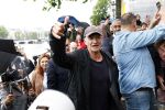 Amsterdam 5 juni 2025
Zanger Sting komt met een boot aan bij Carre om musical THE LAST SHIP te promoten . Het was ongelofelijk slecht weer maar desondanks stonden er toch honderden fans op hem te wachten .
