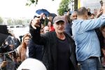 Amsterdam 5 juni 2025
Zanger Sting komt met een boot aan bij Carre om musical THE LAST SHIP te promoten . Het was ongelofelijk slecht weer maar desondanks stonden er toch honderden fans op hem te wachten .
