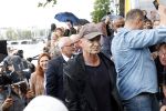 Amsterdam 5 juni 2025
Zanger Sting komt met een boot aan bij Carre om musical THE LAST SHIP te promoten . Het was ongelofelijk slecht weer maar desondanks stonden er toch honderden fans op hem te wachten .