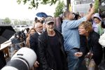 Amsterdam 5 juni 2025
Zanger Sting komt met een boot aan bij Carre om musical THE LAST SHIP te promoten . Het was ongelofelijk slecht weer maar desondanks stonden er toch honderden fans op hem te wachten .