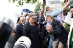 Amsterdam 5 juni 2025
Zanger Sting komt met een boot aan bij Carre om musical THE LAST SHIP te promoten . Het was ongelofelijk slecht weer maar desondanks stonden er toch honderden fans op hem te wachten .