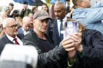 Amsterdam 5 juni 2025
Zanger Sting komt met een boot aan bij Carre om musical THE LAST SHIP te promoten . Het was ongelofelijk slecht weer maar desondanks stonden er toch honderden fans op hem te wachten .