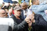 Amsterdam 5 juni 2025
Zanger Sting komt met een boot aan bij Carre om musical THE LAST SHIP te promoten . Het was ongelofelijk slecht weer maar desondanks stonden er toch honderden fans op hem te wachten .