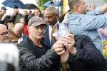 Amsterdam 5 juni 2025
Zanger Sting komt met een boot aan bij Carre om musical THE LAST SHIP te promoten . Het was ongelofelijk slecht weer maar desondanks stonden er toch honderden fans op hem te wachten .