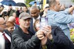 Amsterdam 5 juni 2025
Zanger Sting komt met een boot aan bij Carre om musical THE LAST SHIP te promoten . Het was ongelofelijk slecht weer maar desondanks stonden er toch honderden fans op hem te wachten .
