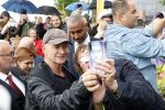 Amsterdam 5 juni 2025
Zanger Sting komt met een boot aan bij Carre om musical THE LAST SHIP te promoten . Het was ongelofelijk slecht weer maar desondanks stonden er toch honderden fans op hem te wachten .