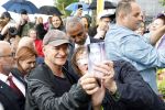 Amsterdam 5 juni 2025
Zanger Sting komt met een boot aan bij Carre om musical THE LAST SHIP te promoten . Het was ongelofelijk slecht weer maar desondanks stonden er toch honderden fans op hem te wachten .