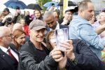 Amsterdam 5 juni 2025
Zanger Sting komt met een boot aan bij Carre om musical THE LAST SHIP te promoten . Het was ongelofelijk slecht weer maar desondanks stonden er toch honderden fans op hem te wachten .