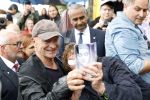 Amsterdam 5 juni 2025
Zanger Sting komt met een boot aan bij Carre om musical THE LAST SHIP te promoten . Het was ongelofelijk slecht weer maar desondanks stonden er toch honderden fans op hem te wachten .