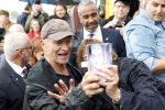 Amsterdam 5 juni 2025
Zanger Sting komt met een boot aan bij Carre om musical THE LAST SHIP te promoten . Het was ongelofelijk slecht weer maar desondanks stonden er toch honderden fans op hem te wachten .