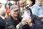 Amsterdam 5 juni 2025
Zanger Sting komt met een boot aan bij Carre om musical THE LAST SHIP te promoten . Het was ongelofelijk slecht weer maar desondanks stonden er toch honderden fans op hem te wachten .