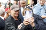 Amsterdam 5 juni 2025
Zanger Sting komt met een boot aan bij Carre om musical THE LAST SHIP te promoten . Het was ongelofelijk slecht weer maar desondanks stonden er toch honderden fans op hem te wachten .