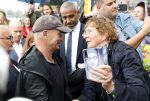 Amsterdam 5 juni 2025
Zanger Sting komt met een boot aan bij Carre om musical THE LAST SHIP te promoten . Het was ongelofelijk slecht weer maar desondanks stonden er toch honderden fans op hem te wachten .