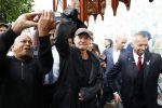Amsterdam 5 juni 2025
Zanger Sting komt met een boot aan bij Carre om musical THE LAST SHIP te promoten . Het was ongelofelijk slecht weer maar desondanks stonden er toch honderden fans op hem te wachten .