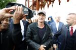 Amsterdam 5 juni 2025
Zanger Sting komt met een boot aan bij Carre om musical THE LAST SHIP te promoten . Het was ongelofelijk slecht weer maar desondanks stonden er toch honderden fans op hem te wachten .