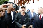 Amsterdam 5 juni 2025
Zanger Sting komt met een boot aan bij Carre om musical THE LAST SHIP te promoten . Het was ongelofelijk slecht weer maar desondanks stonden er toch honderden fans op hem te wachten .