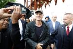 Amsterdam 5 juni 2025
Zanger Sting komt met een boot aan bij Carre om musical THE LAST SHIP te promoten . Het was ongelofelijk slecht weer maar desondanks stonden er toch honderden fans op hem te wachten .