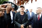 Amsterdam 5 juni 2025
Zanger Sting komt met een boot aan bij Carre om musical THE LAST SHIP te promoten . Het was ongelofelijk slecht weer maar desondanks stonden er toch honderden fans op hem te wachten .