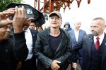Amsterdam 5 juni 2025
Zanger Sting komt met een boot aan bij Carre om musical THE LAST SHIP te promoten . Het was ongelofelijk slecht weer maar desondanks stonden er toch honderden fans op hem te wachten .