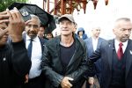 Amsterdam 5 juni 2025
Zanger Sting komt met een boot aan bij Carre om musical THE LAST SHIP te promoten . Het was ongelofelijk slecht weer maar desondanks stonden er toch honderden fans op hem te wachten .