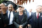 Amsterdam 5 juni 2025
Zanger Sting komt met een boot aan bij Carre om musical THE LAST SHIP te promoten . Het was ongelofelijk slecht weer maar desondanks stonden er toch honderden fans op hem te wachten .