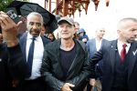 Amsterdam 5 juni 2025
Zanger Sting komt met een boot aan bij Carre om musical THE LAST SHIP te promoten . Het was ongelofelijk slecht weer maar desondanks stonden er toch honderden fans op hem te wachten .