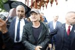 Amsterdam 5 juni 2025
Zanger Sting komt met een boot aan bij Carre om musical THE LAST SHIP te promoten . Het was ongelofelijk slecht weer maar desondanks stonden er toch honderden fans op hem te wachten .