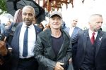 Amsterdam 5 juni 2025
Zanger Sting komt met een boot aan bij Carre om musical THE LAST SHIP te promoten . Het was ongelofelijk slecht weer maar desondanks stonden er toch honderden fans op hem te wachten .