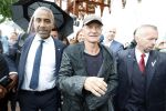 Amsterdam 5 juni 2025
Zanger Sting komt met een boot aan bij Carre om musical THE LAST SHIP te promoten . Het was ongelofelijk slecht weer maar desondanks stonden er toch honderden fans op hem te wachten .