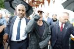 Amsterdam 5 juni 2025
Zanger Sting komt met een boot aan bij Carre om musical THE LAST SHIP te promoten . Het was ongelofelijk slecht weer maar desondanks stonden er toch honderden fans op hem te wachten .