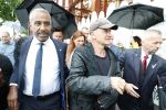 Amsterdam 5 juni 2025
Zanger Sting komt met een boot aan bij Carre om musical THE LAST SHIP te promoten . Het was ongelofelijk slecht weer maar desondanks stonden er toch honderden fans op hem te wachten .
