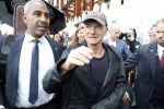 Amsterdam 5 juni 2025
Zanger Sting komt met een boot aan bij Carre om musical THE LAST SHIP te promoten . Het was ongelofelijk slecht weer maar desondanks stonden er toch honderden fans op hem te wachten .