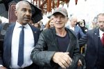 Amsterdam 5 juni 2025
Zanger Sting komt met een boot aan bij Carre om musical THE LAST SHIP te promoten . Het was ongelofelijk slecht weer maar desondanks stonden er toch honderden fans op hem te wachten .