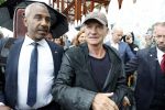 Amsterdam 5 juni 2025
Zanger Sting komt met een boot aan bij Carre om musical THE LAST SHIP te promoten . Het was ongelofelijk slecht weer maar desondanks stonden er toch honderden fans op hem te wachten .