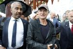 Amsterdam 5 juni 2025
Zanger Sting komt met een boot aan bij Carre om musical THE LAST SHIP te promoten . Het was ongelofelijk slecht weer maar desondanks stonden er toch honderden fans op hem te wachten .