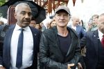 Amsterdam 5 juni 2025
Zanger Sting komt met een boot aan bij Carre om musical THE LAST SHIP te promoten . Het was ongelofelijk slecht weer maar desondanks stonden er toch honderden fans op hem te wachten .