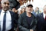 Amsterdam 5 juni 2025
Zanger Sting komt met een boot aan bij Carre om musical THE LAST SHIP te promoten . Het was ongelofelijk slecht weer maar desondanks stonden er toch honderden fans op hem te wachten .