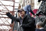 Amsterdam 5 juni 2025
Zanger Sting komt met een boot aan bij Carre om musical THE LAST SHIP te promoten . Het was ongelofelijk slecht weer maar desondanks stonden er toch honderden fans op hem te wachten .