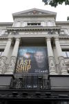 Amsterdam 5 juni 2025
Zanger Sting komt met een boot aan bij Carre om musical THE LAST SHIP te promoten . Het was ongelofelijk slecht weer maar desondanks stonden er toch honderden fans op hem te wachten .