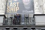 Amsterdam 5 juni 2025
Zanger Sting komt met een boot aan bij Carre om musical THE LAST SHIP te promoten . Het was ongelofelijk slecht weer maar desondanks stonden er toch honderden fans op hem te wachten .