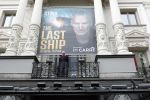 Amsterdam 5 juni 2025
Zanger Sting komt met een boot aan bij Carre om musical THE LAST SHIP te promoten . Het was ongelofelijk slecht weer maar desondanks stonden er toch honderden fans op hem te wachten .