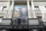 Amsterdam 5 juni 2025
Zanger Sting komt met een boot aan bij Carre om musical THE LAST SHIP te promoten . Het was ongelofelijk slecht weer maar desondanks stonden er toch honderden fans op hem te wachten .