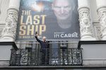 Amsterdam 5 juni 2025
Zanger Sting komt met een boot aan bij Carre om musical THE LAST SHIP te promoten . Het was ongelofelijk slecht weer maar desondanks stonden er toch honderden fans op hem te wachten .