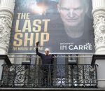 Amsterdam 5 juni 2025
Zanger Sting komt met een boot aan bij Carre om musical THE LAST SHIP te promoten . Het was ongelofelijk slecht weer maar desondanks stonden er toch honderden fans op hem te wachten .