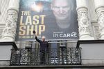Amsterdam 5 juni 2025
Zanger Sting komt met een boot aan bij Carre om musical THE LAST SHIP te promoten . Het was ongelofelijk slecht weer maar desondanks stonden er toch honderden fans op hem te wachten .