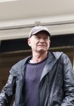 Amsterdam 5 juni 2025
Zanger Sting komt met een boot aan bij Carre om musical THE LAST SHIP te promoten . Het was ongelofelijk slecht weer maar desondanks stonden er toch honderden fans op hem te wachten .