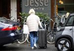 Amsterdam 7 juni 2025
Tatjana arriveert met haar koffer bij haar appartement in Amsterdam zuid