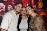 Amsterdam 1 juni 2025
Rene Froger krijgt na de laatste toppers in concert een koninklijke onderscheiding in de Johan Cruyff arena . Therese Boer kwam met dochter Isabelle en zoon Jimmie