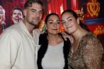 Amsterdam 1 juni 2025
Rene Froger krijgt na de laatste toppers in concert een koninklijke onderscheiding in de Johan Cruyff arena . Therese Boer kwam met dochter Isabelle en zoon Jimmie