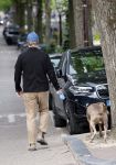 Amsterdam 5 juni 2025
Thijs Romer met petje op laat zijn hond uit in het centrum van Amsterdam.